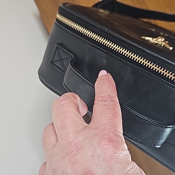 Cosmetic case with a leather detachable shoulder strap. - Picture 8 of 14